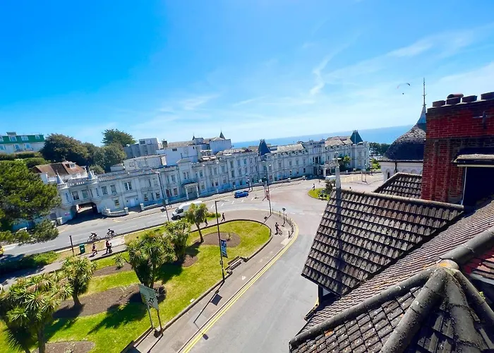 Lovely Apartment, One Minute From Bournemouth Beach And Town.